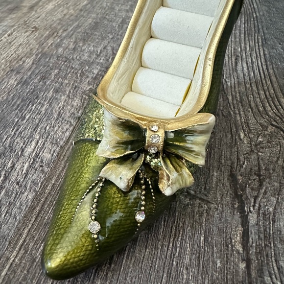 Beautiful Green High Heel Ring Display - Picture 5 of 7